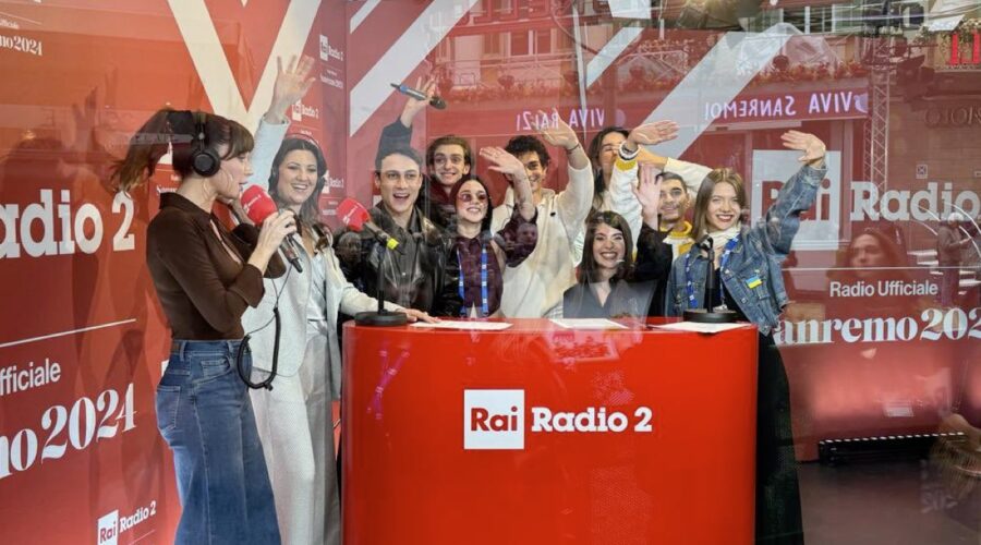 Gli attori e le attrici di “Mare Fuori” ospiti a Radio 2 in vista di Sanremo 2024. Credits: Radio 2/Twitter.