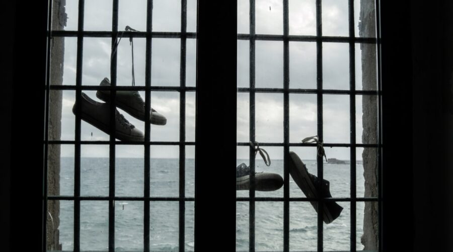 Una finestra del carcere IPM in “Mare Fuori”. Credits: Sabrina Cirillo/Picomedia/Rai.