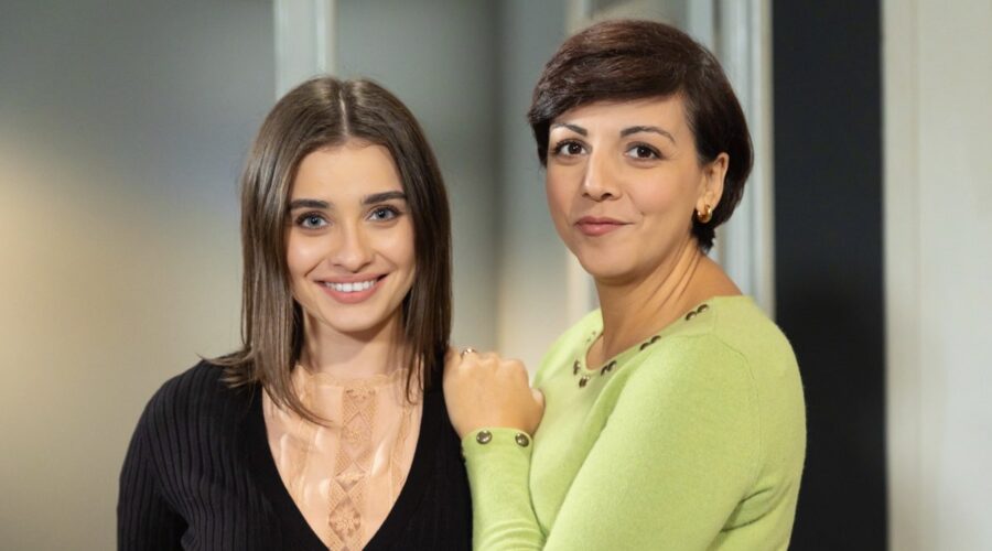Da sinistra: Mariasole Di Maio (Speranza) e Antonella Prisco (Mariella) in una scena di “Un Posto Al Sole”. Credits: Rai.