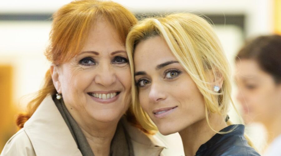 Da sinistra: Marina Tagliaferri (Giulia) e Imma Pirone (Clara) in una scena di “Un Posto Al Sole” Credits: Rai.