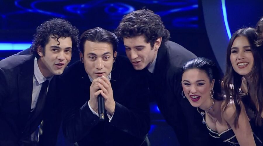 Matteo Paolillo (Edoardo Conte), Massimiliano Caiazzo (Carmine Di Salvo), Nicolas Maupas (Filippo Ferrari) E Maria Esposito (Rosa Ricci) A Sanremo 2023 Credits Raiplay