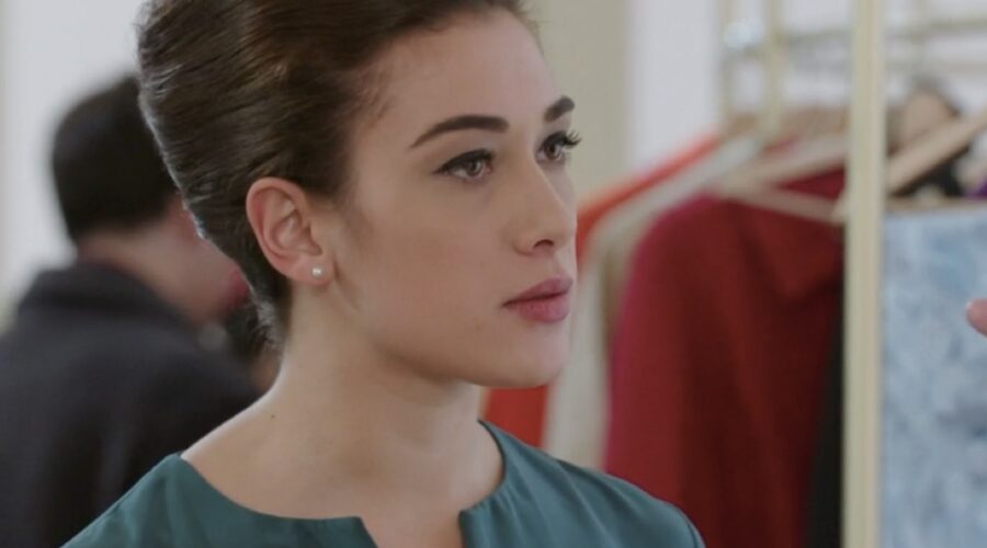 Nicoletta Di Bisceglie (Rosa Camilli) in una scena della puntata 110 de “Il Paradiso Delle Signore 8”. Credits: Rai.