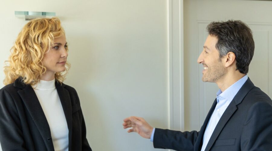 Da sinistra: Sara Zanier e Leonardo Santini in una scena di “Un Posto Al Sole”. Credits: Rai.