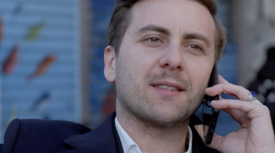 Screenshot di Loris De Luna in una scena di “Un Posto Al Sole”. Credits: Rai.