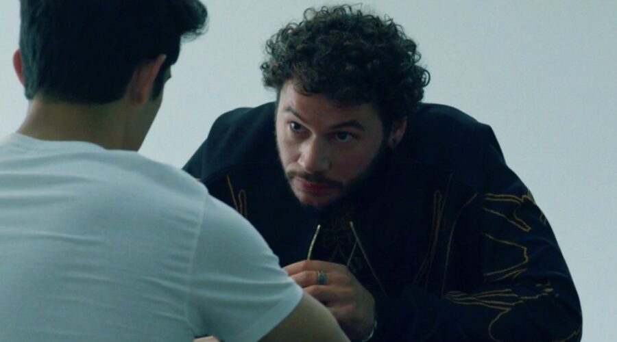 Screenshot di Emanuele Vicorito (Ezio Di Salvo) in una scena di “Mare Fuori” stagione 1. Credits: Rai.