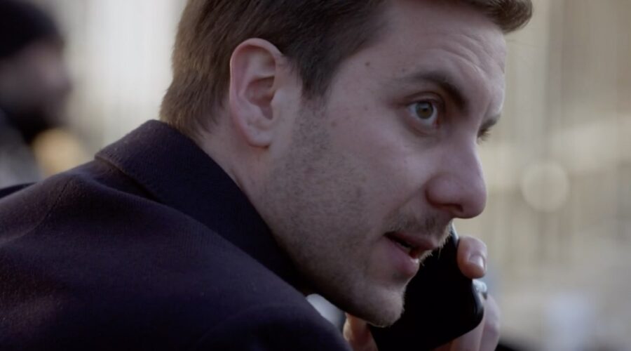 Screenshot di Loris De Luna in una scena di “Un Posto Al Sole”. Credits: Rai.