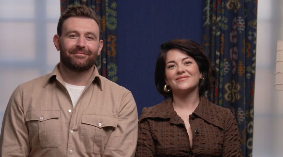 Da sinistra: James McCardle e Sarah Greene nell'intervista di “Sexy Beast - La Serie”. Credits: Tvserial.it.