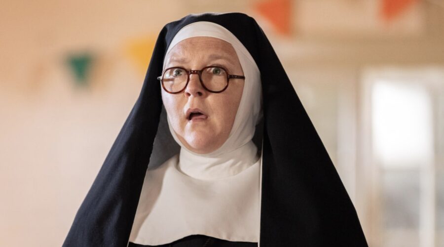 Lorna Watson in una scena della seconda stagione di “Sister Boniface”. Credits: Sky Italia.