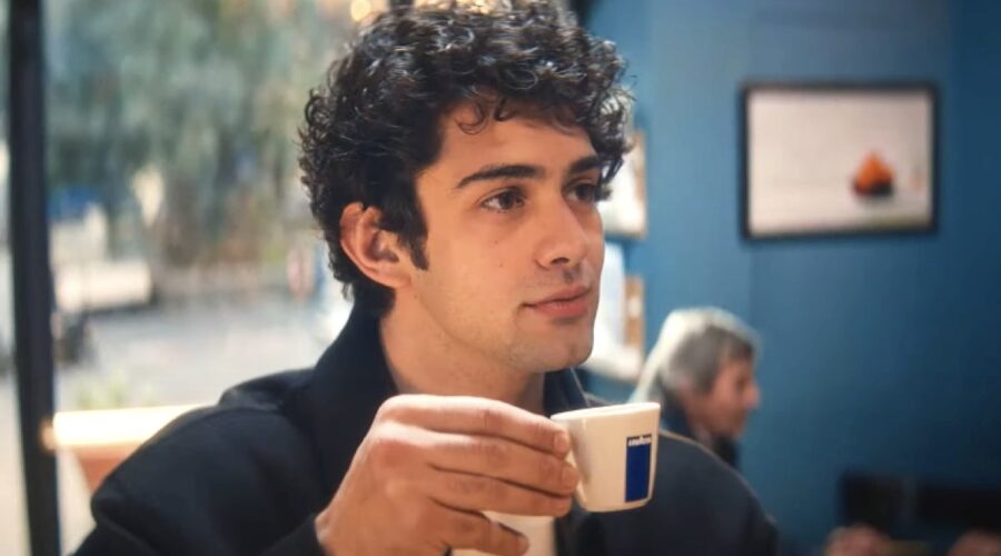 “E se bastasse un caffè per ricominciare?”: Massimiliano Caiazzo protagonista dello spot Lavazza e “Mare Fuori” trasmesso durante Sanremo 2024. Credits: Cattura schermo/YouTube.