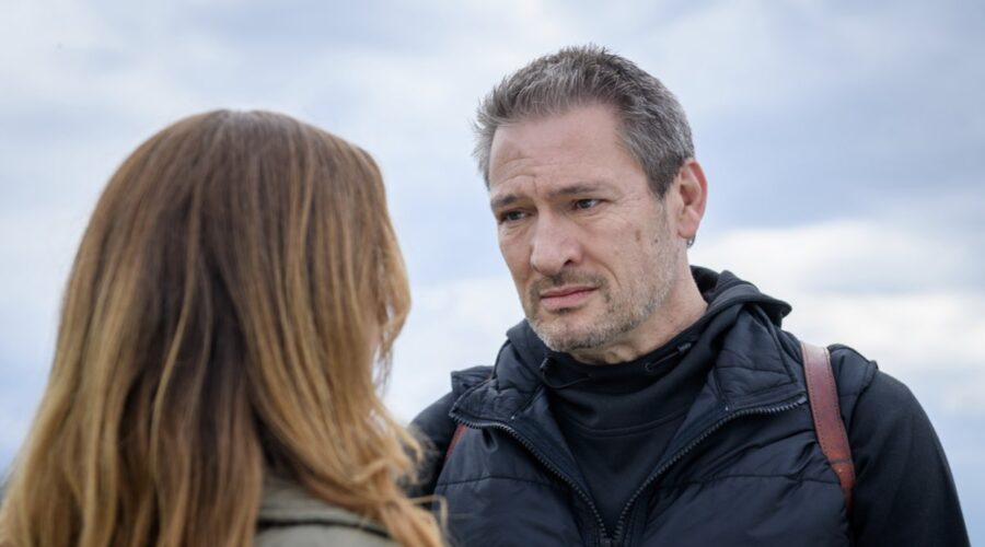 Da sinistra: Daniela Kiefer (Alexandra Schwarzbach) e Dieter Bach (Christoph Saalfeld) in una scena di “Tempesta D'Amore”. Credits: Das Erste/RTI Mediaset. (Tempesta D'Amore 27 febbraio 2024)