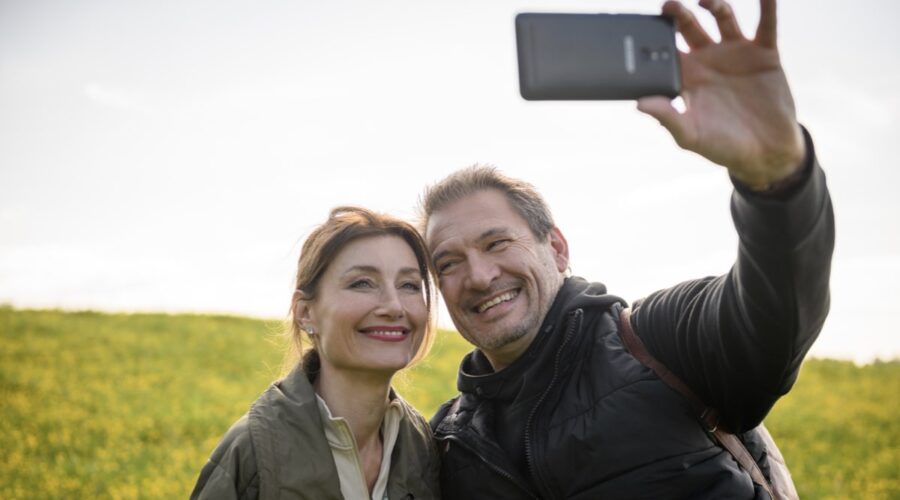 Da sinistra: Daniela Kiefer (Alexandra Schwarzbach) e Dieter Bach (Christoph Saalfeld) in una scena di “Tempesta D'Amore”. Credits: Das Erste/RTI Mediaset. (Tempesta D'Amore 26 febbraio 2024)
