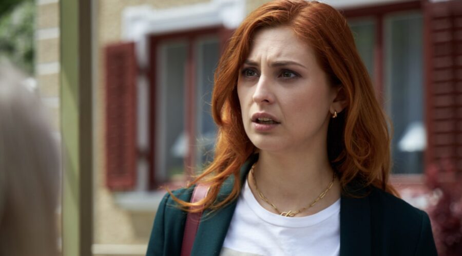 Sophia Schiller (Constanze Von Thalheim) in una scena di “Tempesta D'Amore”. Credits: Das Erste/RTI Mediaset. (Tempesta D'Amore 9 marzo 2024)