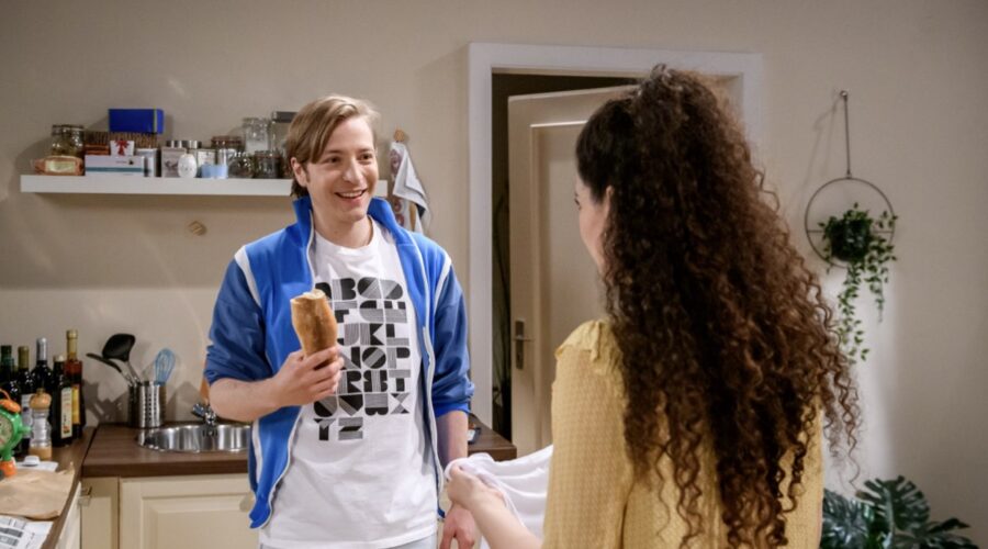 Da sinistra: Johannes Huth (Gerry Richter) e Merve Çakir (Shirin Ceylan) in “Tempesta D'Amore”. Credits Das Erste/RTI Mediaset. (Tempesta D'Amore 6 marzo 2024)