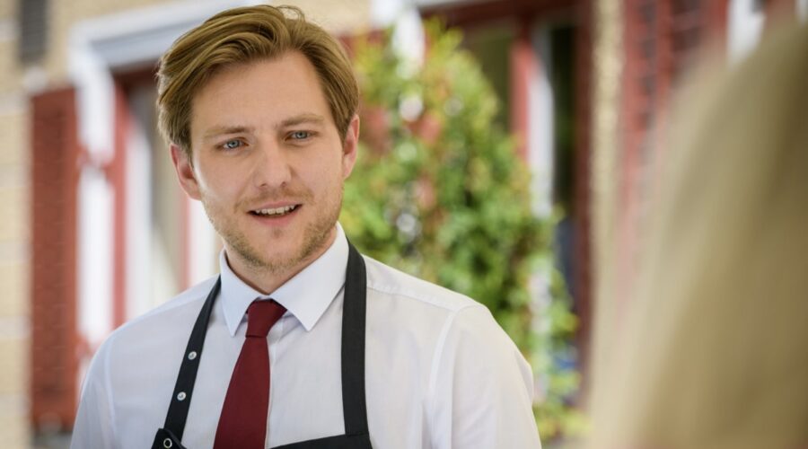 Matthias Zera veste i panni di Henning in “Tempesta D'Amore”. Credits: Das Erste/Mediaset. (Tempesta D'Amore 28 febbraio 2024)