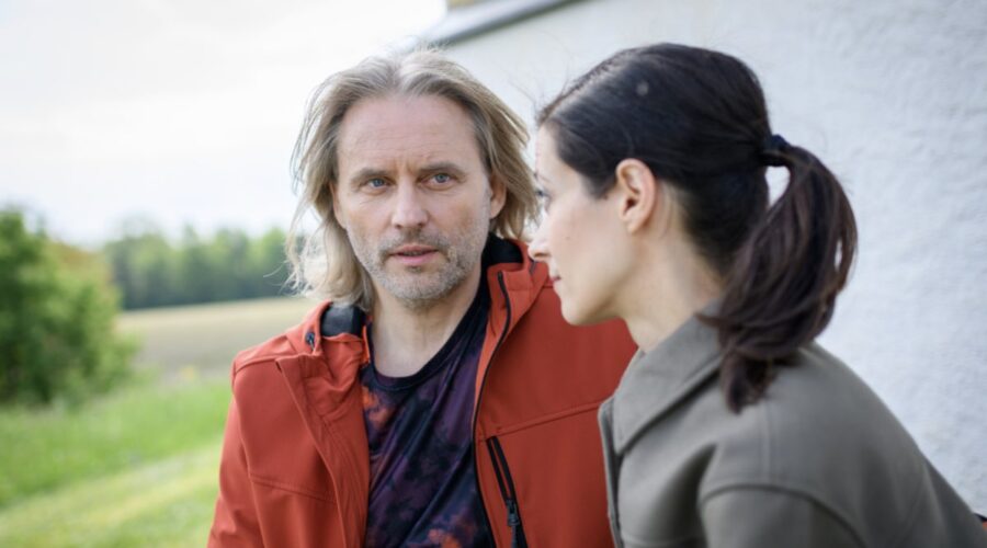 Da sinistra: Erich Altenkopf (Michael Niederbühl) e Katrin Anne Heß (Carolin Lamprecht) in “Tempesta D'Amore”. Credits Das Erste/RTI Mediaset. (Tempesta d'amore 3 marzo 2024)