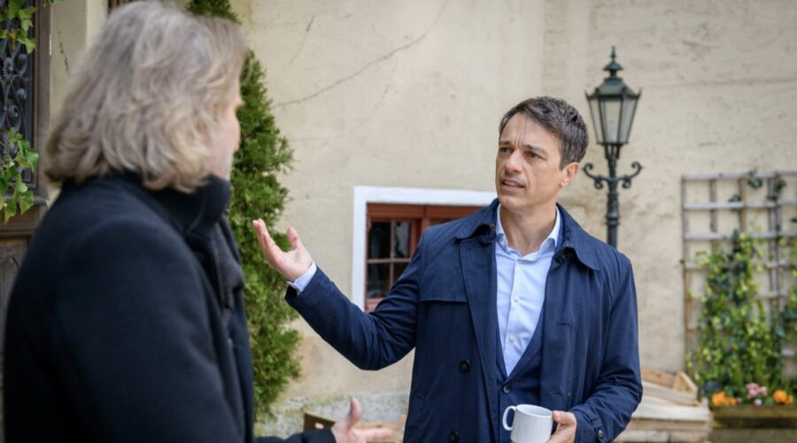 Da sinistra: Erich Altenkopf (Michael Niederbühl) e Lorenzo Patané (Robert Saalfeld) in una scena di “Tempesta D'Amore”. Credits: Das Erste/RTI Mediaset. (Tempesta D'Amore 1 marzo 2024)