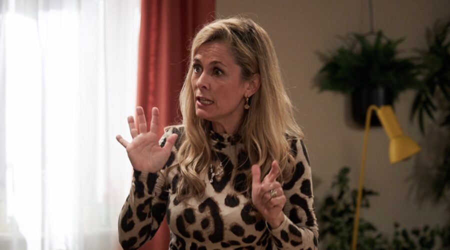 Tanja Lanäus (Yvonne Klee) in una scena di “Tempesta D'Amore”. Credits: Das Erste/RTI Mediaset. (Tempesta d'amore 10 marzo 2024).