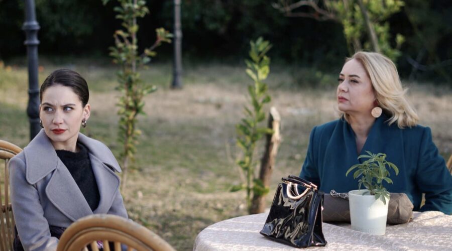 Da sinistra: Ilayda Çevik (Betül) e Sibel Tasçioglu (Sermin) in una scena di “Terra Amara”. Credits: Mediaset.