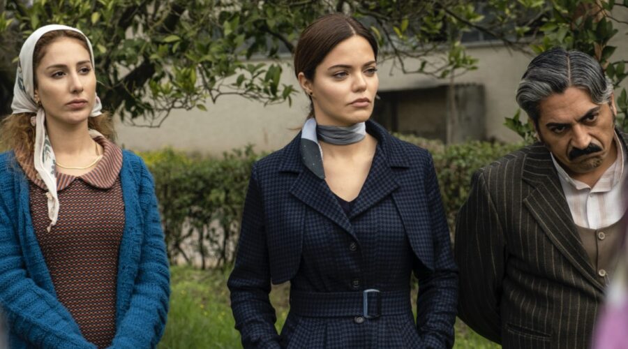 Da sinistra: Polen Emre (Fadik), Hilal Altinbilek (Züleyha) e Bülent Polat (Gaffur Taskin) in “Terra Amara”. Credits: RTI Mediaset.