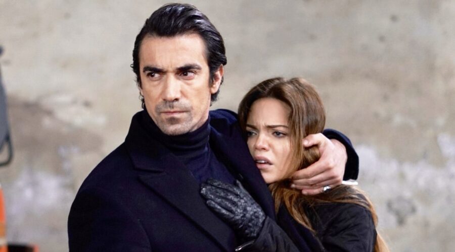 Da sinistra: Ibrahim Çelikkol (Hakan Gumusoglu) e Hilal Altinbilek (Züleyha) in “Terra Amara”. Credits: RTI Mediaset.