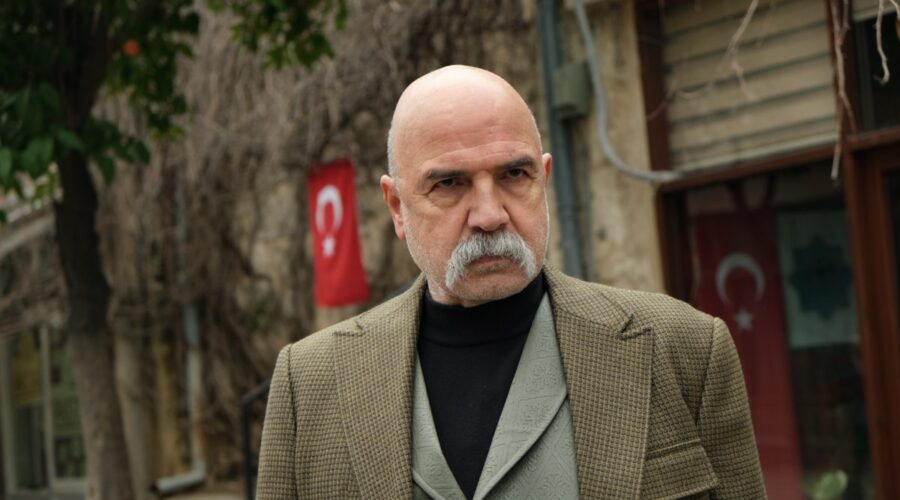 Altan Gördüm (Hasmet Colak) in una scena di “Terra Amara”. Credits: RTI Mediaset.