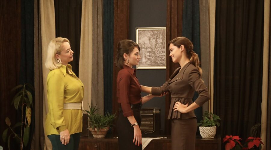 Da sinistra: Sibel Tasçioglu (Sermin), Ilayda Çevik (Betül) e Hilal Altinbilek (Züleyha) in una scena di “Terra Amara”. Credits: Mediaset.