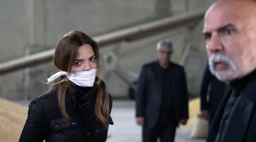 Da sinistra: Hilal Altinbilek (Züleyha) e Altan Gördüm (Hasmet Colak) in “Terra Amara”. Credits: RTI Mediaset.