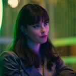 Kaya Scodelario in una scena di “The Gentlemen”. Credits: Christopher Rafael/Netflix.