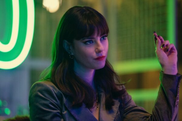 Kaya Scodelario in una scena di “The Gentlemen”. Credits: Christopher Rafael/Netflix.