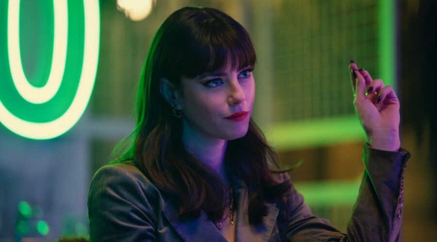 Kaya Scodelario in una scena di “The Gentlemen”. Credits: Christopher Rafael/Netflix.