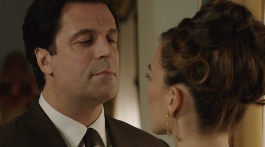 Da sinistra: Christian Vit (Tom Turner) e Gloria Radulescu (Marta Guarnieri) in una scena della puntata 102 de “Il Paradiso Delle Signore 8”. Credits: Rai.