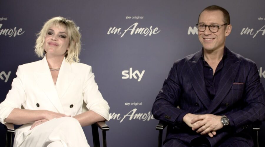 Da sinistra: Micaela Ramazzotti e Stefano Accorsi nell'intervista per “un Amore”. Credits: Tvserial.it.
