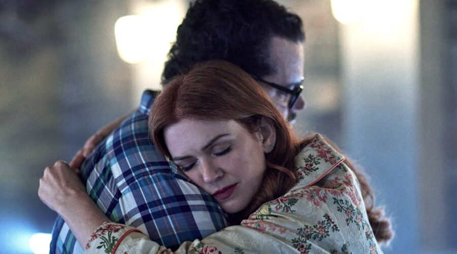 Da sinistra: Gary (Josh Gad) e Mary (Isla Fisher) in una scena di “Wolf Like Me”. Credits: Amazon Prime Video.