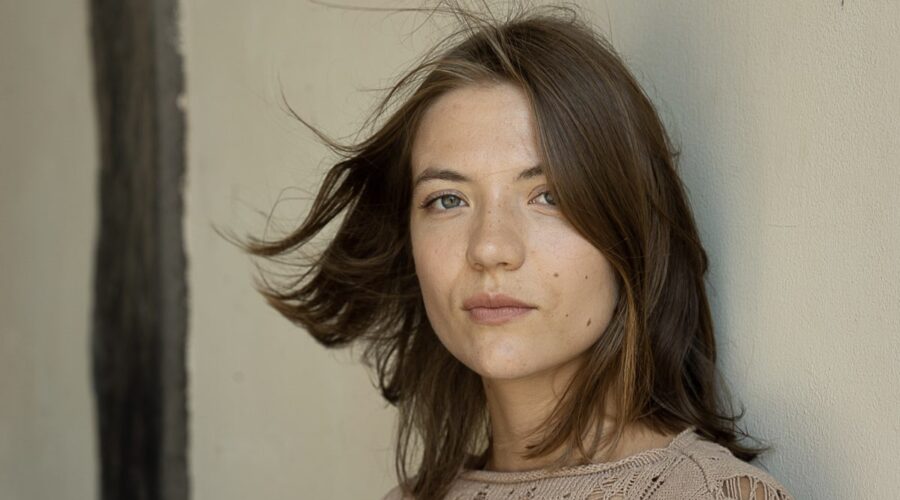 Yeva Sai (Alina) in un posato per “Mare Fuori 4”. Credits: Sabrina Cirillo/Rai.