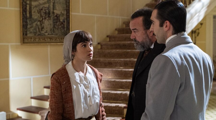 Da sinistra: Carmen Asecas (Catalina Luján), Manuel Regueiro (Alonso Luján) e Guillermo Serrano (Lorenzo De La Mata) in una scena de “La Promessa”. Credits: RTI Mediaset.