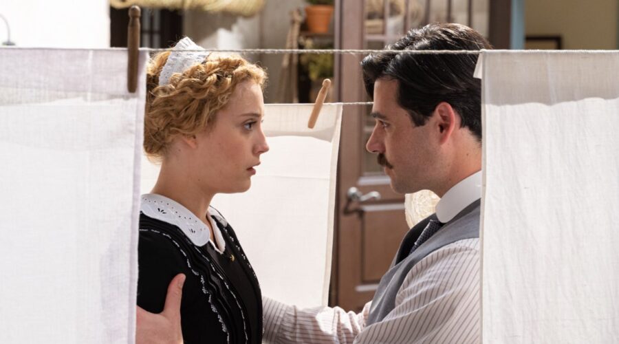 Da sinistra: Ana Garces (Jana Exposito) e Arturo Sancho (Manuel Luján) in una scena de “La Promessa”. Credits: RTI Mediaset.