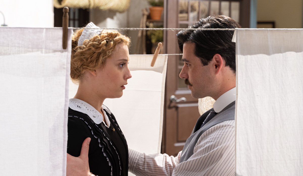 Da sinistra: Ana Garces (Jana Exposito) e Arturo Sancho (Manuel Luján) in una scena de “La Promessa”. Credits: RTI Mediaset.