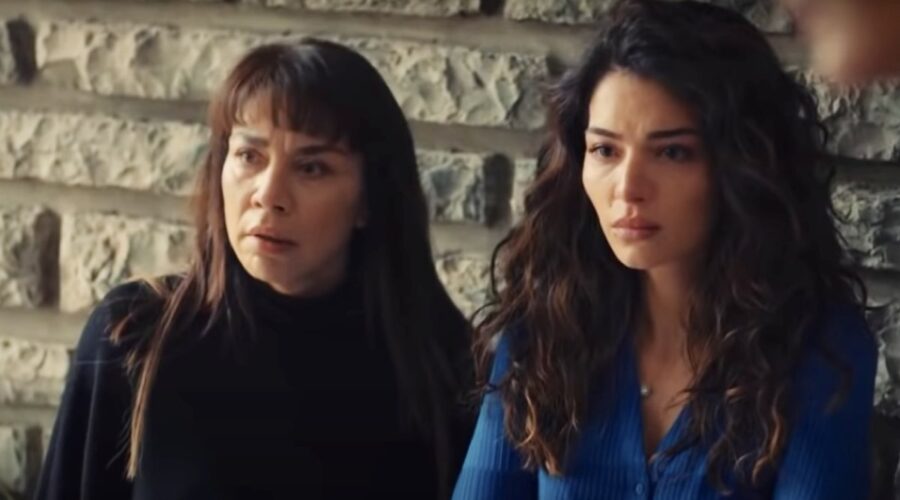 Da sinistra: Yeşim Ceren Bozoğlu e Melisa Aslı Pamuk in una scena di “Dreams and Realities”. Credits: Cattura schermo/YouTube.