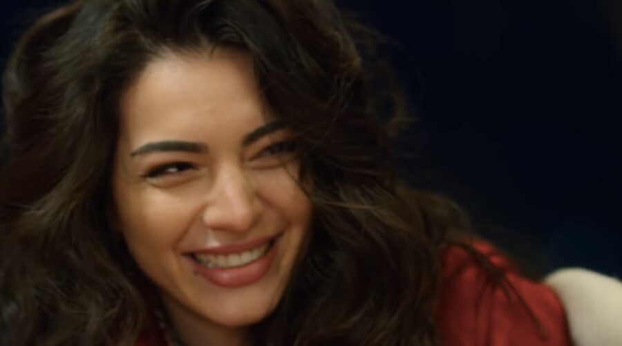 Setenay in abito da sposa in una scena di “Dreams and Realities”. Credits: YouTube.