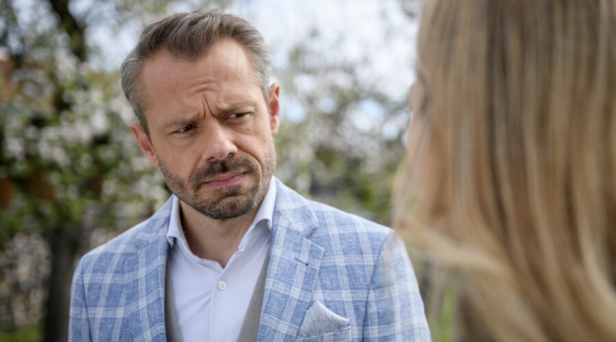 Sven Waasner (Erik Vogt) in “Tempesta D'Amore”. Credits Das Erste/RTI Mediaset. (Tempesta D'Amore 19 febbraio 2024)