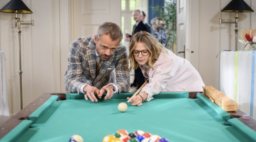 Da sinistra: Sven Waasner (Erik Vogt) e Lena Conzendorf (Josephine Klee) in “Tempesta D'Amore”. Credits Das Erste/RTI Mediaset. (Tempesta D'Amore 6 febbraio 2024)