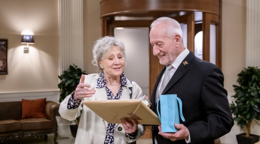 Da sinistra: Antje Hagen nei panni Hildegard Sonnbichler e Sepp Schauer in quelli di Alfons Sonnbichler in “Tempesta D'Amore”. Credits: Das Erste/Mediaset. (Tempesta D'Amore 9 febbraio 2024)