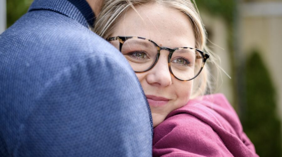 Lena Conzendorf (Josephine Klee) in una scena di “Tempesta D'Amore”. Credits: Das Erste/RTI Mediaset. (Tempesta D'Amore 14 febbraio 2024).