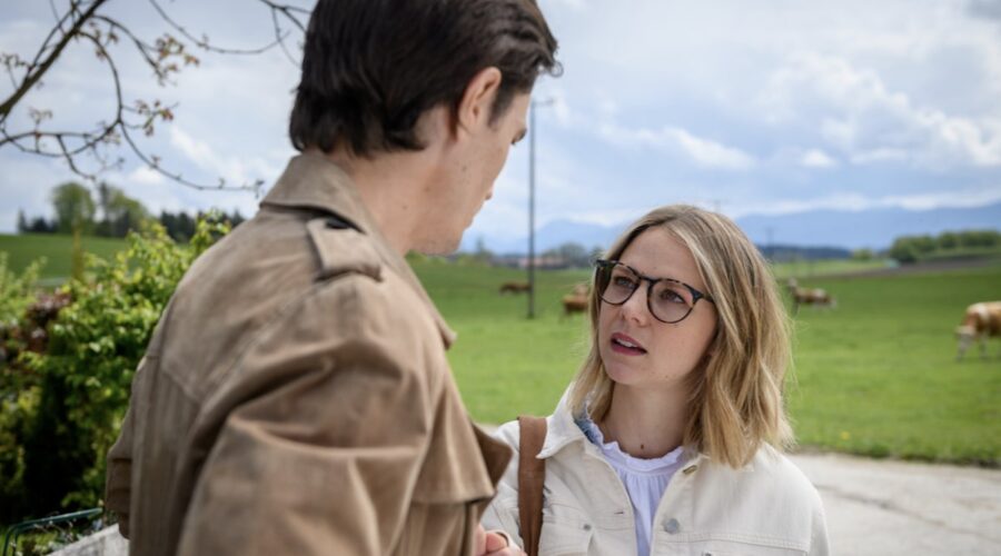 Da sinistra: Carl Bruchhäuser (Leon Thormann) e Lena Conzendorf (Josephine Klee) in una scena della puntata di “Tempesta D'amore” in onda su Rete 4. Credits: Das Erste/Mediaset. (Tempesta D'Amore 20 febbraio 2024)