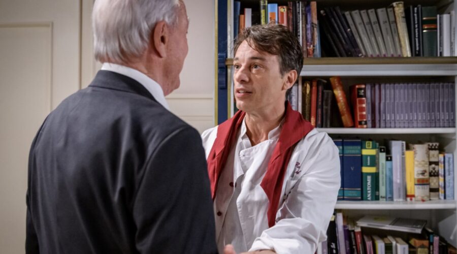 Da sinistra: Dirk Galuba (Werner Saalfeld) e Lorenzo Patané (Robert Saalfeld) in “Tempesta D'Amore”. Credits: Das Erste/Rti Mediaset. (Tempesta D'Amore 10 febbraio 2024)
