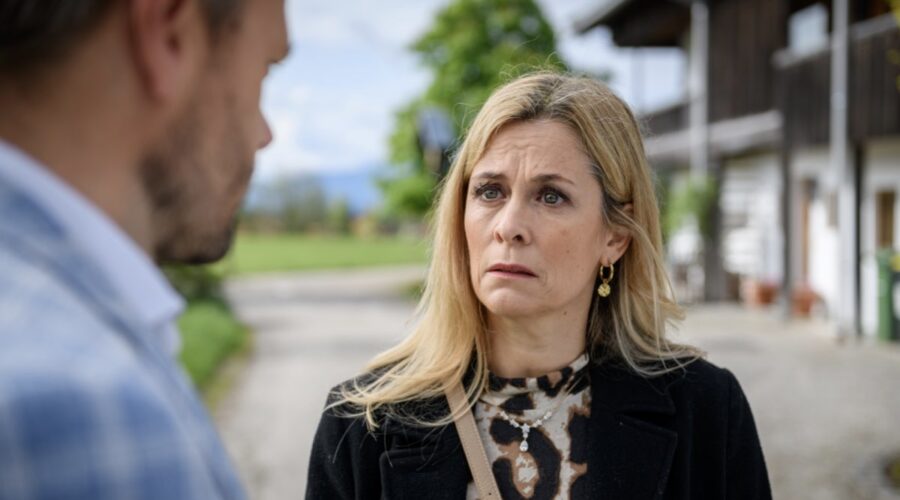 Tanja Lanäus veste i panni di Yvonne Klee in una scena di “Tempesta D'Amore”. Credits: Das Erste/RTI Mediaset. (Tempesta D'Amore 15 febbraio 2024)