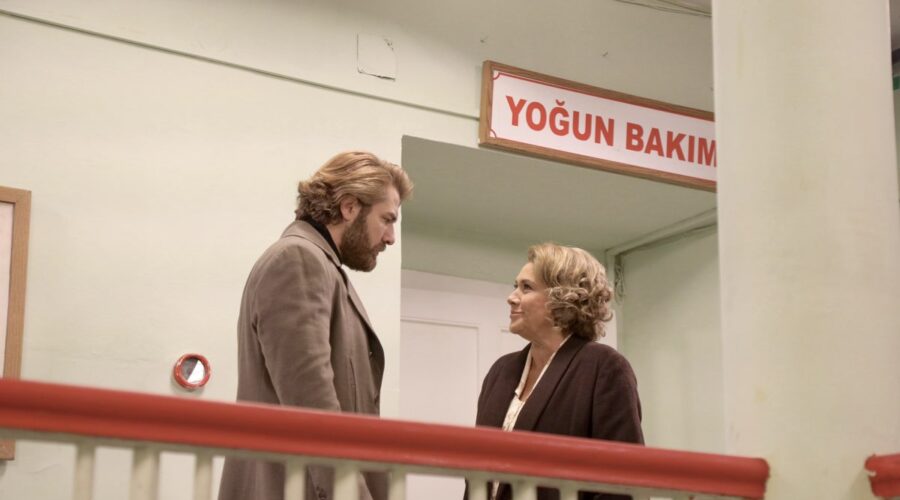 Da destra: Hülya Darcan (Lütfiye Duman) e Furkan Palali (Fikret Fekeli) in “Terra Amara”. Credits: RTI Mediaset.