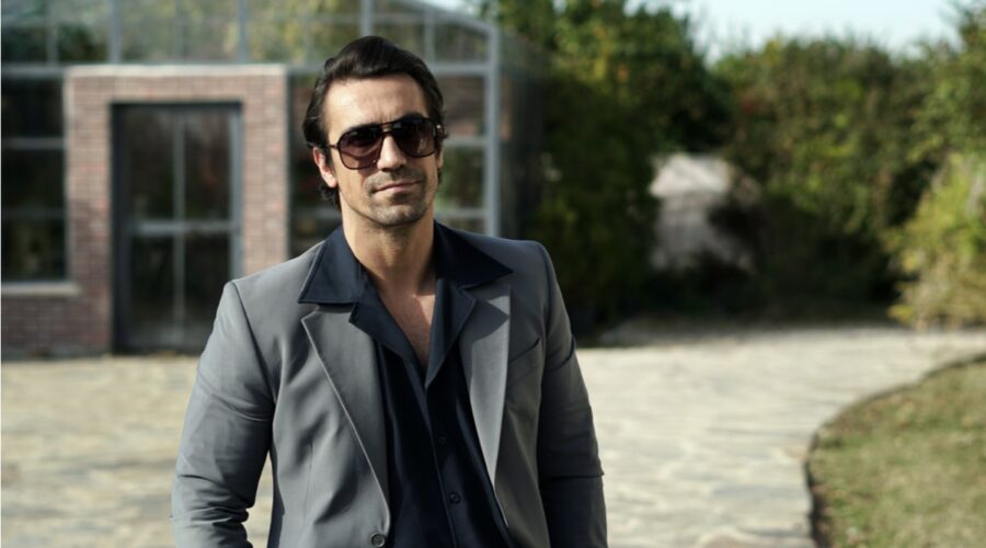 İbrahim Çelikkol (Hakan Gümüşoğlu alias Mehmet Kara) in una scena di “Terra Amara“. Credits: Mediaset.
