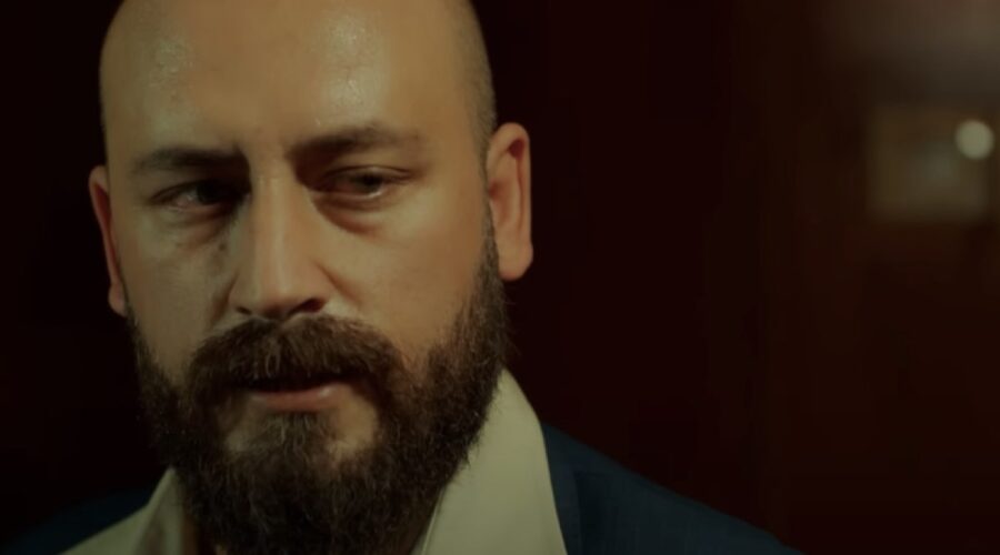 Mahmut, l'uomo costretto da Abdülkadir Keskin a fare il gioco sporco per lui in “Terra Amara”. Credits: Cattura schermo/YouTube.