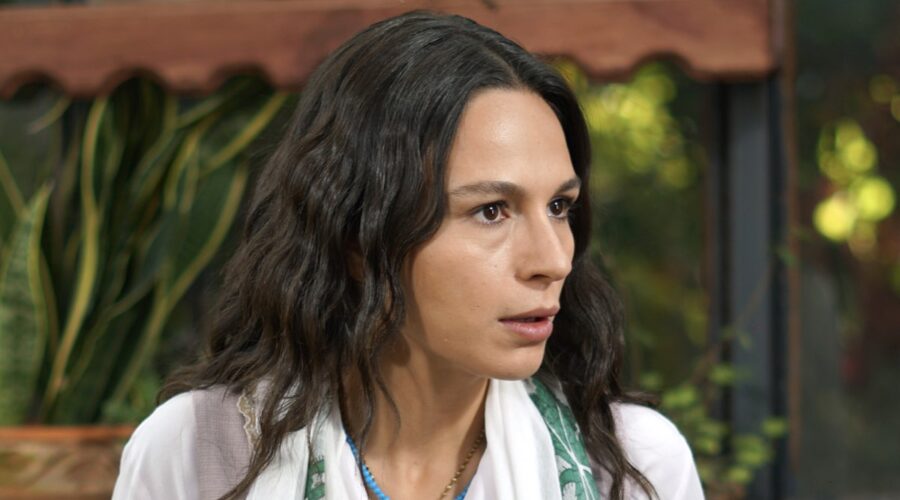 Selin Yeninci (Saniye) in una scena di “Terra Amara”. Credits: Mediaset.